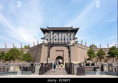 Xi'an, Provinz Shaanxi, China - Aug 9, 2018: Touristen zu Fuß durch die Stadt Xi'an Wand South Gate - YongNingMen an einem sonnigen Tag im Sommer. Stockfoto