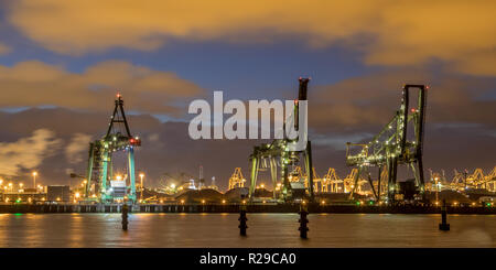 Industrielle Landschaft mit Harbour Quay und Verladekran in der Nacht im Hafen von Rotterdam Europoort Maasvlakte Niederlande Stockfoto