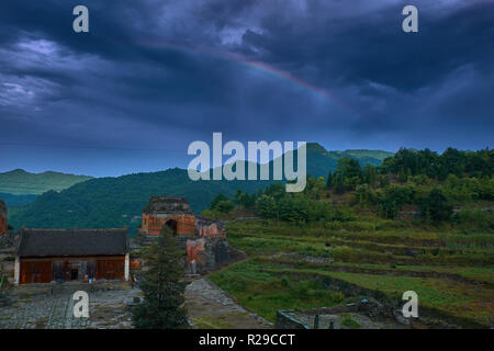 Regenbogen über dem alten Kung Fu Tempel auf der Spitze des Berges. Stockfoto