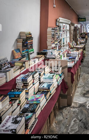 Eine Buchhandlung in eine Markthalle bietet eine große Auswahl an Büchern. Stockfoto