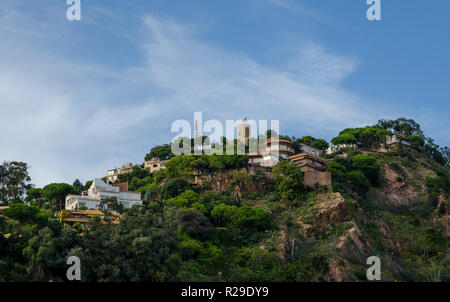 Blanes, Costa Brava, San Juan Turm, auf dem Gipfel des Berges, auf dem Hintergrund der Bäume und schöne Villen Stockfoto