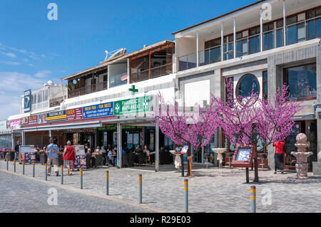 Geschäfte und Restaurants direkt am Meer, Poseidonos Avenue, Paphos (Pafos), Pafos Bezirk, Republik Zypern Stockfoto
