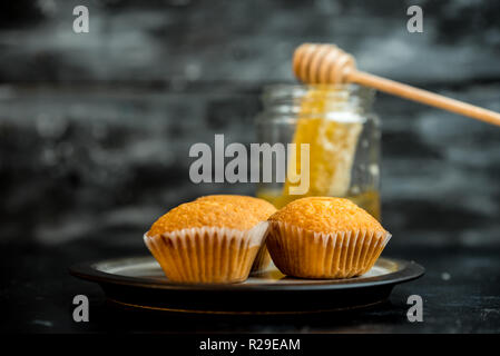 Lemon Muffins gekrönt mit goldenen Honig Stockfoto