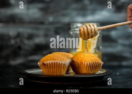 Lemon Muffins gekrönt mit goldenen Honig Stockfoto