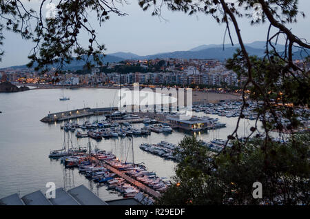 Abend, Panoramaaussicht von der Luft, die Bucht von Blanes, Costa Brava, Spanien Stockfoto