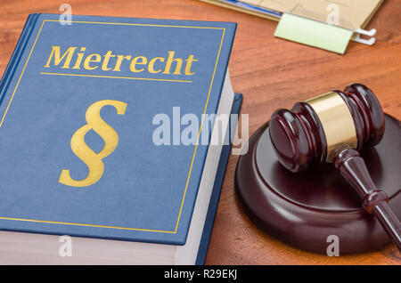 Ein Gesetz, das Buch mit einem Hammer - Mietrecht (deutsches Wort für Mietrecht) Stockfoto