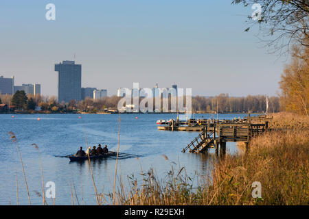 Wien, Wien: altarm Alte Donau (Alte Donau), sport Ruderboot, Hochhaus Hochhäuser der Donaucity im 22. Donaustadt, Wien, Österreich Stockfoto