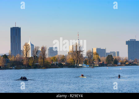 Wien, Wien: altarm Alte Donau (Alte Donau), sport Ruderboot, Hochhaus Hochhäuser der Donaucity im 22. Donaustadt, Wien, Österreich Stockfoto