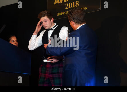 Schwimmen Sportler des Jahres Sieger Duncan Scott mit Moderator Mike Bushell während des britischen Swimming Awards 2018 an dem Punkt, Lancashire County Cricket Club, Manchester Stockfoto