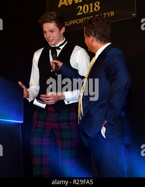 Schwimmen Sportler des Jahres Sieger Duncan Scott mit Moderator Mike Bushell während des britischen Swimming Awards 2018 an dem Punkt, Lancashire County Cricket Club, Manchester Stockfoto