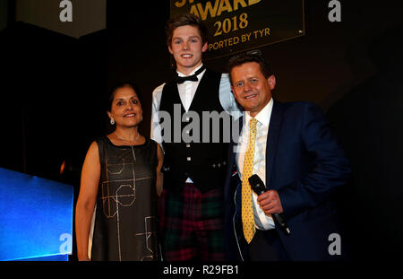 Schwimmen Sportler des Jahres Sieger Duncan Scott mit Moderator Mike Bushell und award Presenter Urvashi Dattani während des britischen Swimming Awards 2018 an dem Punkt, Lancashire County Cricket Club, Manchester. Stockfoto