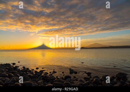 Landschaft bei Sonnenaufgang am Lago Llanquihue mit Vulkan Osorno und Calbuco im Hintergrund, Südchile Stockfoto