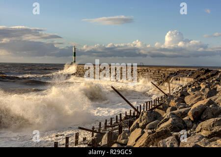 Stein Steg am Eingang von Aberystwyth Hafen mit rauer See zerschlagen werden. Stockfoto