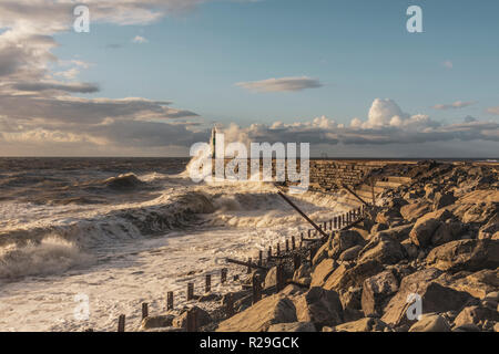 Stein Steg am Eingang von Aberystwyth Hafen mit rauer See zerschlagen werden. Stockfoto