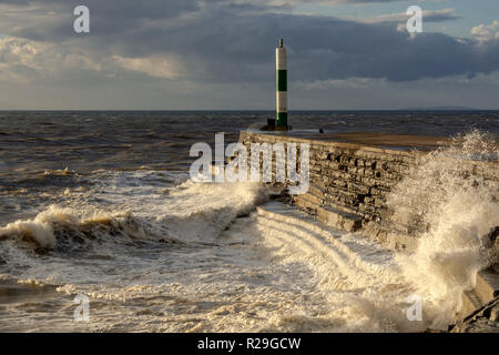 Stein Steg am Eingang von Aberystwyth Hafen mit rauer See zerschlagen werden. Stockfoto