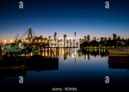 ANZAC Bridge und die Stadt Sydney an einem klaren Morgen Stockfoto