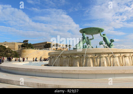 Valletta, Malta, 31. Januar 2018, der Triton Brunnen an der Stadt Tor Eingang nach Valletta auf Malta im Winter Stockfoto