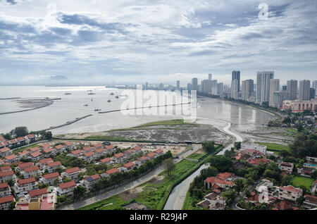 Malerischer Blick auf Gurney Drive mit der landgewinnung Aktivitäten, Penang, Malaysia - Gurney Drive ist eine beliebte Strandpromenade in George Town, Pena Stockfoto