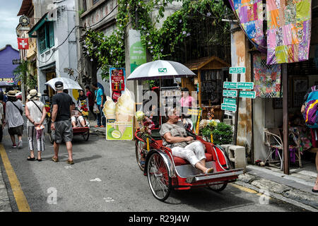 Georgetown, Penang, Malaysia - 25. November 2017: Touristen an Armenian Street, ein Erbe Straße mit vielen Sehenswürdigkeiten, Penang, Malaysia - L Stockfoto