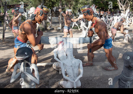 SUPHAN BURI, THAILAND, Jan 01 2018, Sünder ist auf die buddhistische Hölle gefoltert. Folter des sündigen Menschen, dem Tod. Stockfoto