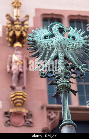 Statue in der Vorderseite der Römer (Rathaus), Frankfurt, Hessen, Deutschland Stockfoto