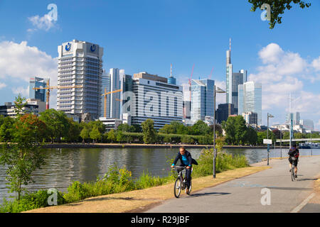 Skyline am Ufer des Flusses Main, Frankfurt, Hessen, Deutschland Stockfoto