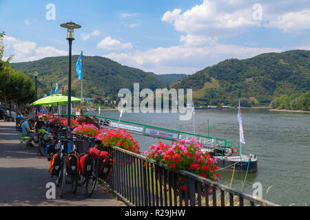 Cafés im Freien neben Rhein, Boppard, Rheinland-Pfalz, Deutschland Stockfoto