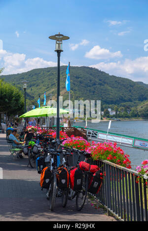 Cafés im Freien neben Rhein, Boppard, Rheinland-Pfalz, Deutschland Stockfoto