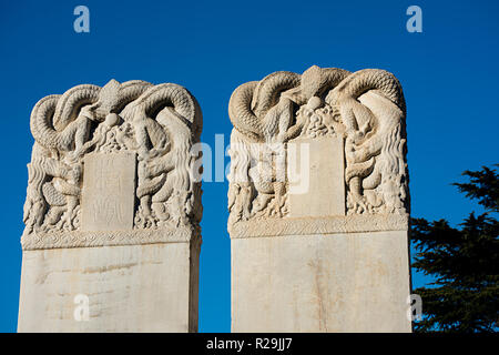 Zwei alte chinesische Stele, die Dragon auf der Oberseite aushöhlte, in Peking Steinbildhauerei Museum, am gleichen Platz mit fünf Turm Tempel. Stockfoto