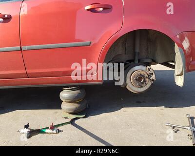 Auto Teil einer Bremse an der Garage, Auto Bremsscheibe ohne Räder closeup Stockfoto