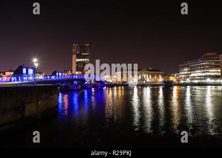 Die Leuchtfeuer der Hoffnung Lagan Brücke Lagan Weir Bridge bei Nacht schießen Lichterkette Belfast Nordirland Stockfoto