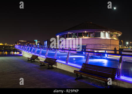 Die Leuchtfeuer der Hoffnung Lagan Brücke Lagan Weir Bridge bei Nacht schießen Lichterkette Belfast Nordirland Stockfoto