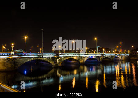 Die Leuchtfeuer der Hoffnung Lagan Brücke Lagan Weir Bridge bei Nacht schießen Lichterkette Belfast Nordirland Stockfoto