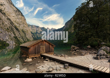 Panoramaaussicht traditionelle alte Holz- Boot Haus an der szenischen Obersee an einem schönen Tag mit Nebel Wolken im Herbst, Bayern, Deutschland Stockfoto