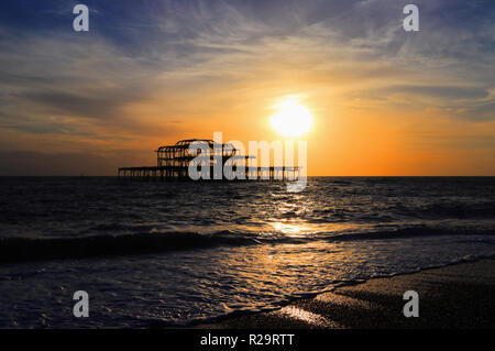 Vor Sonnenuntergang an der West Pier in Brighton an der Südküste von England, Seebad Brighton und Hove, East Sussex, Vereinigtes Königreich. Stockfoto