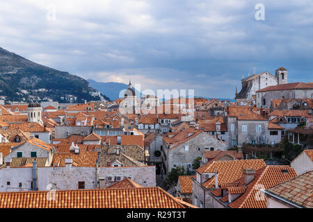 Blick auf die Altstadt von Dubrovnik mit Bergen und dramatische cloudscape, Kroatien Stockfoto