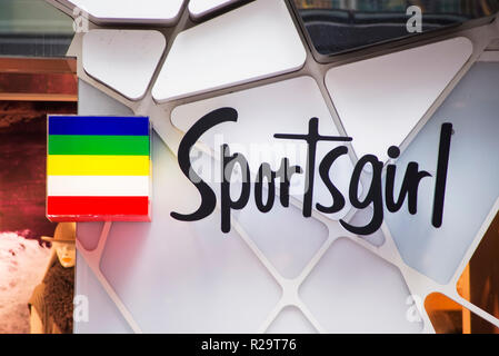 SYDNEY, AUSTRALIEN - 9. FEBRUAR 2015: Detail von Sportgirl store in Sydney, Australien. Sportsgirl ist eine australische Kleidung der Frauen Kette gegründet mit 194 Stockfoto