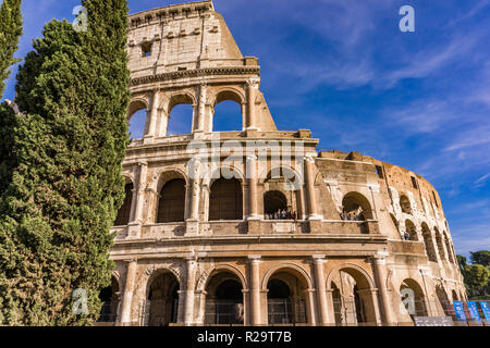 Rom, Italien, 22. SEPTEMBER 2018: Unbekannter Menschen im Kolosseum in Rom, Italien. Es ist bemerkenswertesten Sehenswürdigkeiten von Rom und Italien. Stockfoto