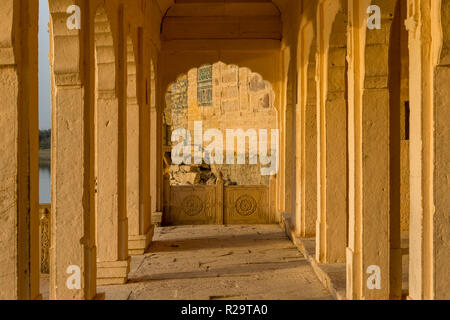 Stein Säulen der alten Zeiten an der Gadisar See in der Goldenen Stadt Jaisalmer in den Wüstenstaat Rajasthan im Westen Indiens Stockfoto