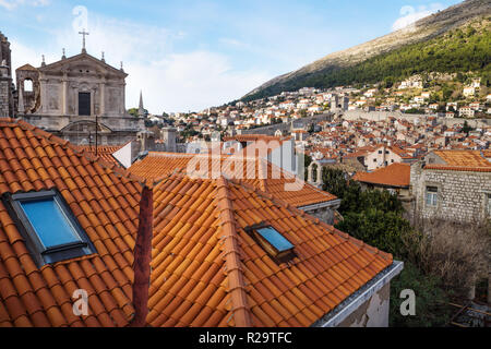 Blick über die Dächer von Dubrovnik und die Kirche St. Stephan mit Glockenturm mit grünen Berg im Hintergrund, Kroatien Stockfoto