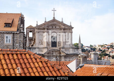 Blick über die Dächer von Dubrovnik und die Kirche St. Stephan mit Glockenturm, Kroatien Stockfoto