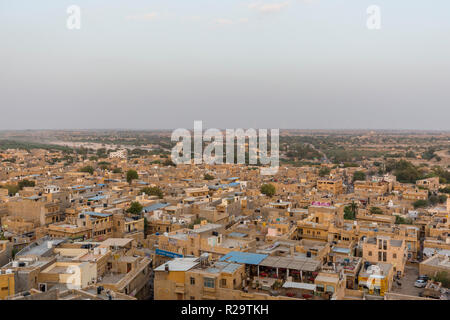 Blick auf die Stadt Jaisalmer in den Wüstenstaat Rajasthan im Westen Indiens Stockfoto