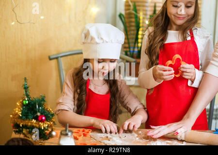 Frohe Weihnachten und schöne Feiertage. Familie Vorbereitung Urlaub essen. Mutter und Töchter kochen Weihnachtsplätzchen. Stockfoto