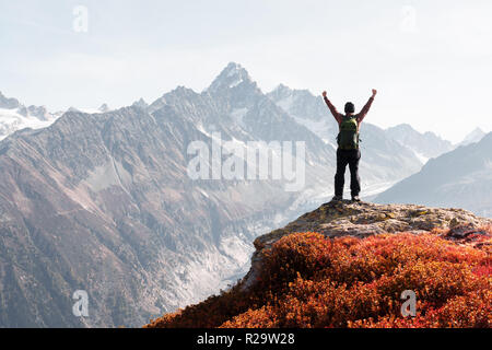 Tolle Aussicht auf die Berge Monte Bianco mit Touristen auf einen Vordergrund. Vallon de Berard Nature Preserve, Chamonix, Graian Alps. Stockfoto