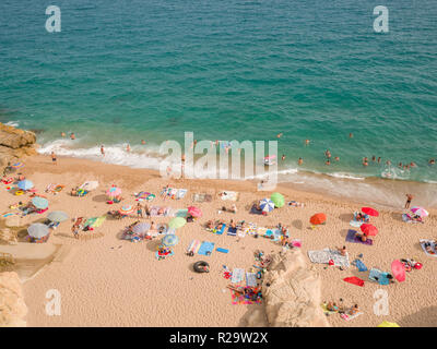 Calella, Spanien - 9 August, 2018: die Menschen am Strand von Calella. Spanien. Stockfoto