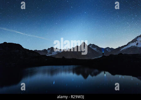 Malerische Nachtaufnahme der Chesery See (Lac De Cheserys) in Frankreich Alpen. Monte Bianco Bergkette im Hintergrund. Vallon de Berard Natur bewahren Stockfoto