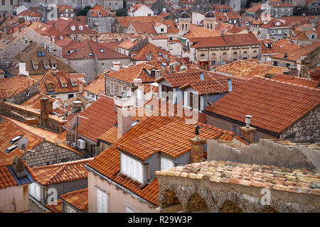 Detail der orange alten Dächer von Dubrovnik glänzte durch sunslight, Kroatien Stockfoto