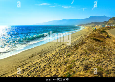 Point Dume State Beach in Malibu in Pacific Coast, Pazifischer Ozean in CA, United States. Kalifornien Westküste. Blauer Himmel, Sommersaison im Sonnenlicht. Kopieren Sie Platz. Stockfoto