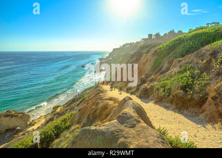 Panoramablick von der Küste zu Fuß hinunter nach El Matador State Beach bei Sonnenlicht. Pacific Coast in Kalifornien, USA. Säulen, Geröll und Felsen meist fotografierte Malibu Beach Stockfoto