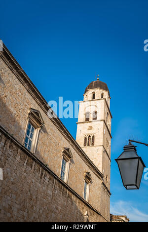 Hohe Dominikanische Kirchturm der Kirche in der Altstadt von Dubrovnik, Kroatien Stockfoto